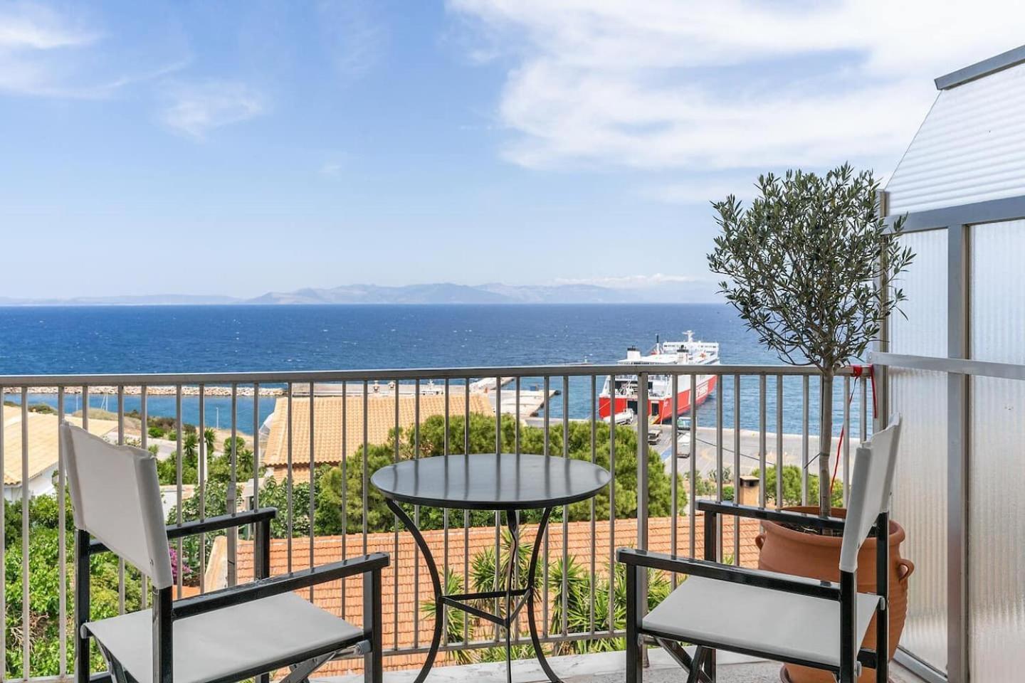 On The Port Apartment Rafina  Exterior photo