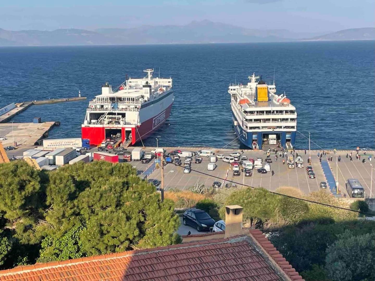 On The Port Apartment Rafina  Exterior photo